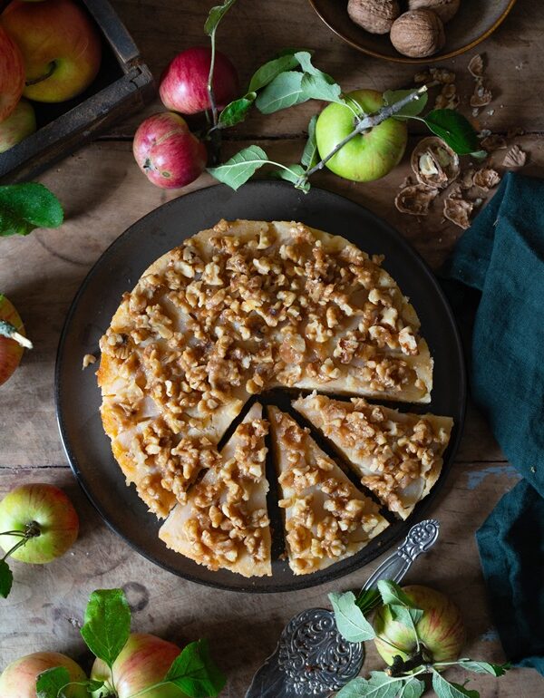 Apfel-Upside-Down-Kuchen mit gebrannten Walnüssen