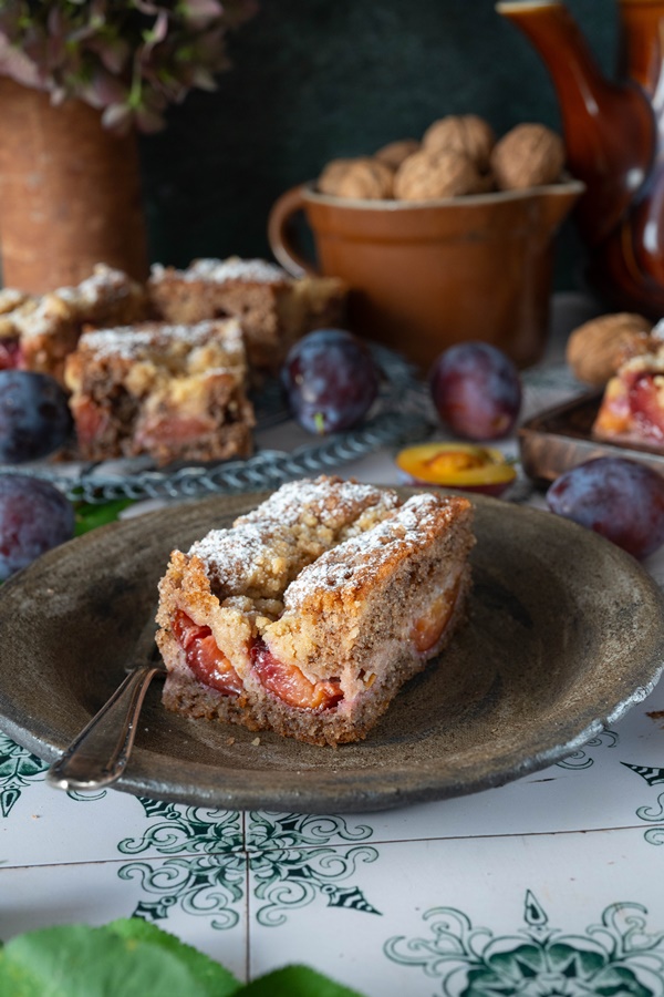 Zwetschgenkuchen mit Rührteig und Walnüssen