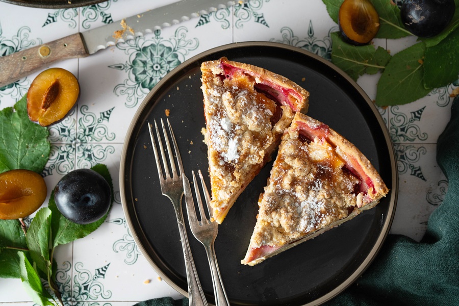 Rezept für cremigen Zwetschgen-Schmand-Kuchen mit Nuss-Streuseln