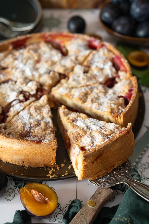 Einfaches Rezept für Zwetschgen-Schmand-Kuchen mit Nuss-Streuseln