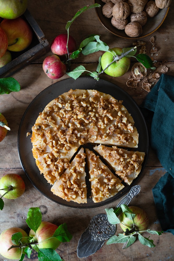 Apfel-Upside-Down-Kuchen mit gebrannten Walnüssen