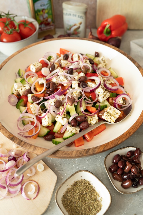 Einfaches Rezept für griechischen Bauernsalat mit Feta