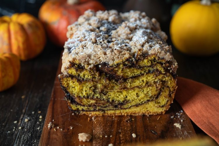 Kürbis Babka mit Schokoladenfüllung und Streuseln