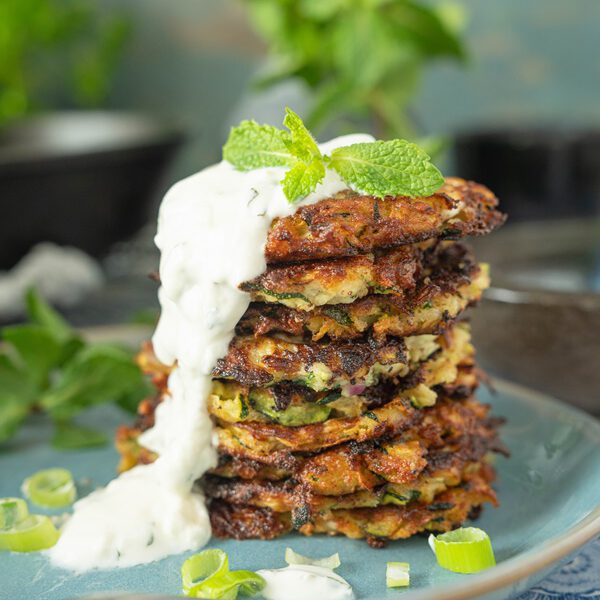 Rezept für leckere Zucchini Puffer mit Minzjoghurt