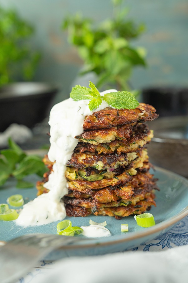 Rezept für leckere Zucchini Puffer mit Minzjoghurt