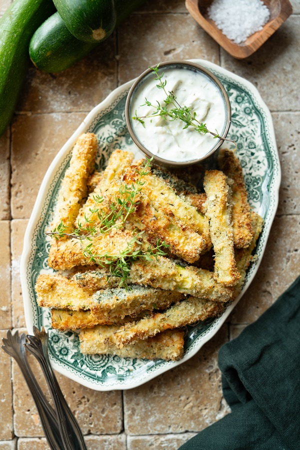 Einfaches Rezept für Zucchini-Pommes mit Kräuterquark