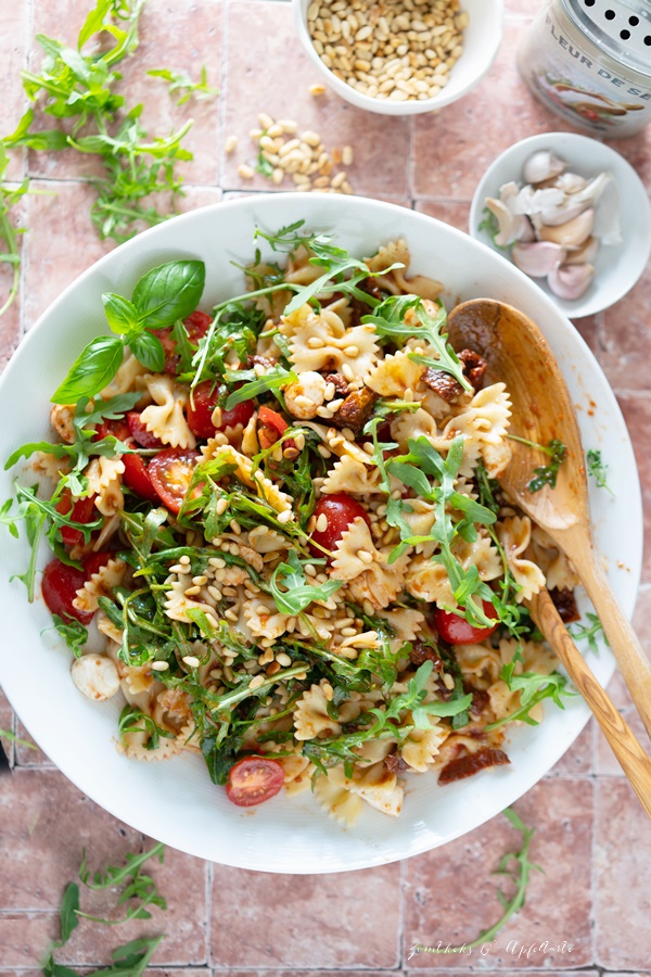 Fixes Rezept für italienischen Nudelsalat mit Tomaten, Rucola und Mozzarella