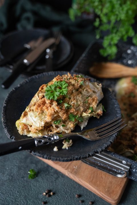 Einfaches Rezept für Spitzkohl aus dem Ofen mit Parmesankruste Einfaches Rezept für Spitzkohl aus dem Ofen mit Parmesankruste