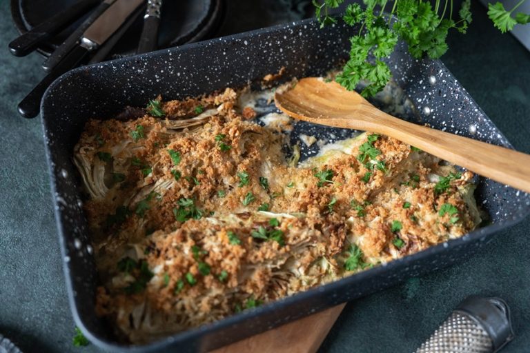 Einfaches Rezept für Spitzkohl aus dem Ofen mit Parmesankruste Einfaches Rezept für Spitzkohl aus dem Ofen mit Parmesankruste
