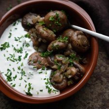 Champignons wie vom Weihnachtsmarkt mit Knoblauchsoße