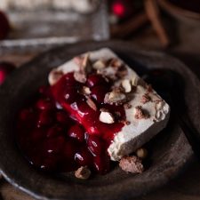 Cremiges Zimtparfait mit gebrannten Mandeln und Kirschen