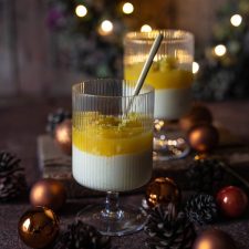 Omas cremiger Grießflammerie mit gewürzten Orangen