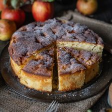Omas Rezept: blitzschneller und saftiger Apfelkuchen mit Zimtkruste