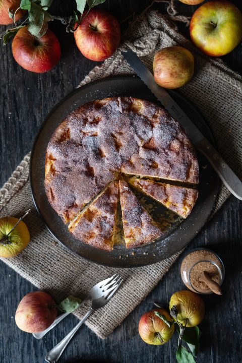 Einfaches Rezept für saftigen Apfelkuchen mit Zimtkruste