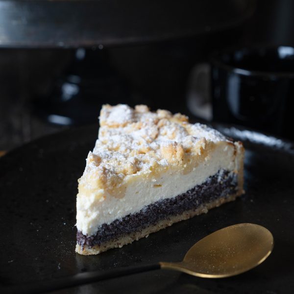 Cremiger Käsekuchen mit Mohnfüllung und Streueln