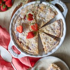 Cheesecake Streusel Pie mit Erdbeeren und Rhabarber
