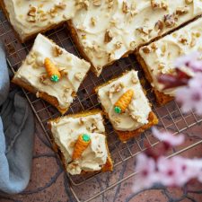 Saftiger Rüblikuchen vom Blech mit Frischkäse-Frosting