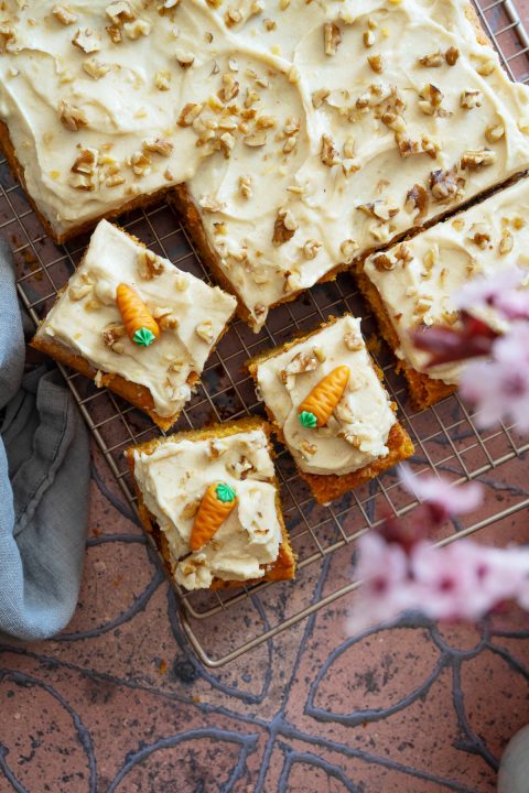 Rezept saftiger Rüblikuchen vom Blech mit Frischkäse-Frosting
