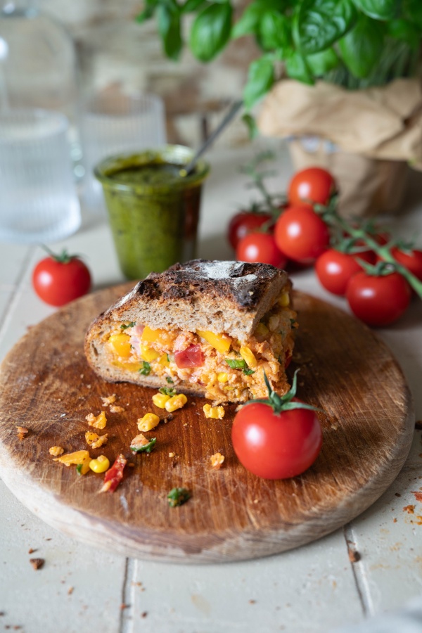 Einfaches Rezept für ein Picknickbrot mit Pesto