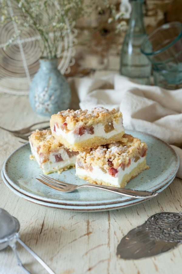 Leckeres Rezept für Rhabarber Käsekuchen vom Blech mit Streuseln