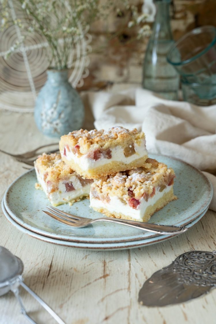 Leckeres Rezept für Rhabarber Käsekuchen vom Blech mit Streuseln