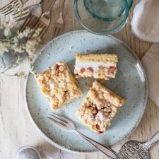 Einfacher Rhabarber Käsekuchen mit Streuseln vom Blech