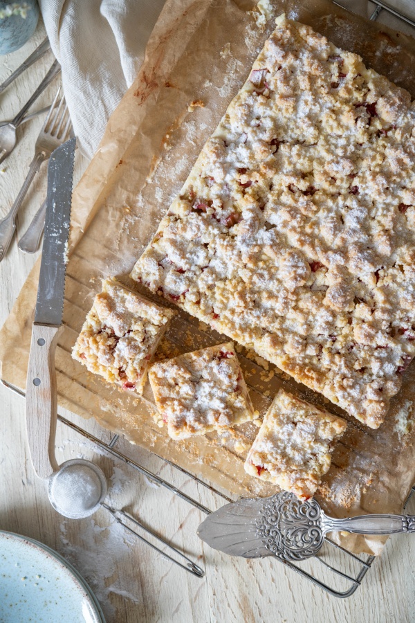 Rhabarber-Kaesekuchen-mit-Streuseln-vom-Blech