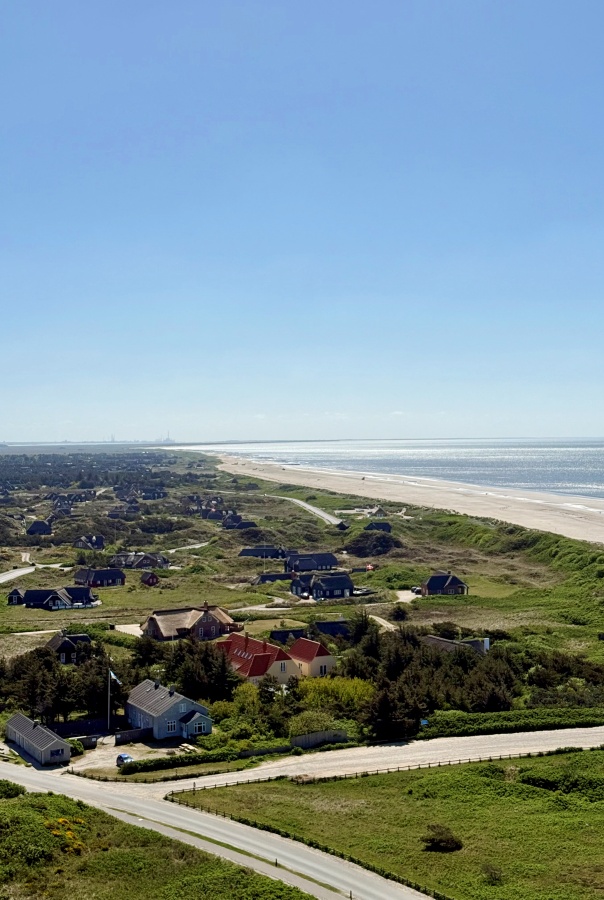 Blåvand und Umgebung – Tipps für Dänemarks westliche Nordseeküste
Blavand Fyr - Ausblick vom Leuchtturm bisnach Esbjerg
Blåvand und Umgebung – Tipps für Dänemarks westliche Nordseeküste