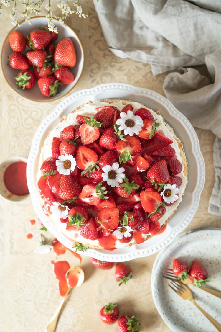 Einfaches Rezept für Erdbeer Biskuitboden mit Sahne