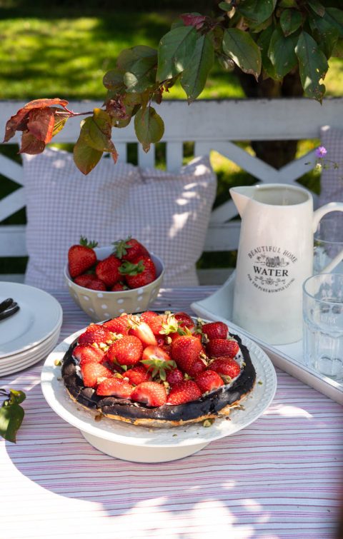 Rezept für dänischen Marzipankuchen mit Erdbeeren und Vanillecreme