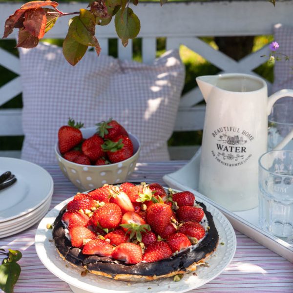 Rezept für dänischen Marzipankuchen mit Erdbeeren und Vanillecreme