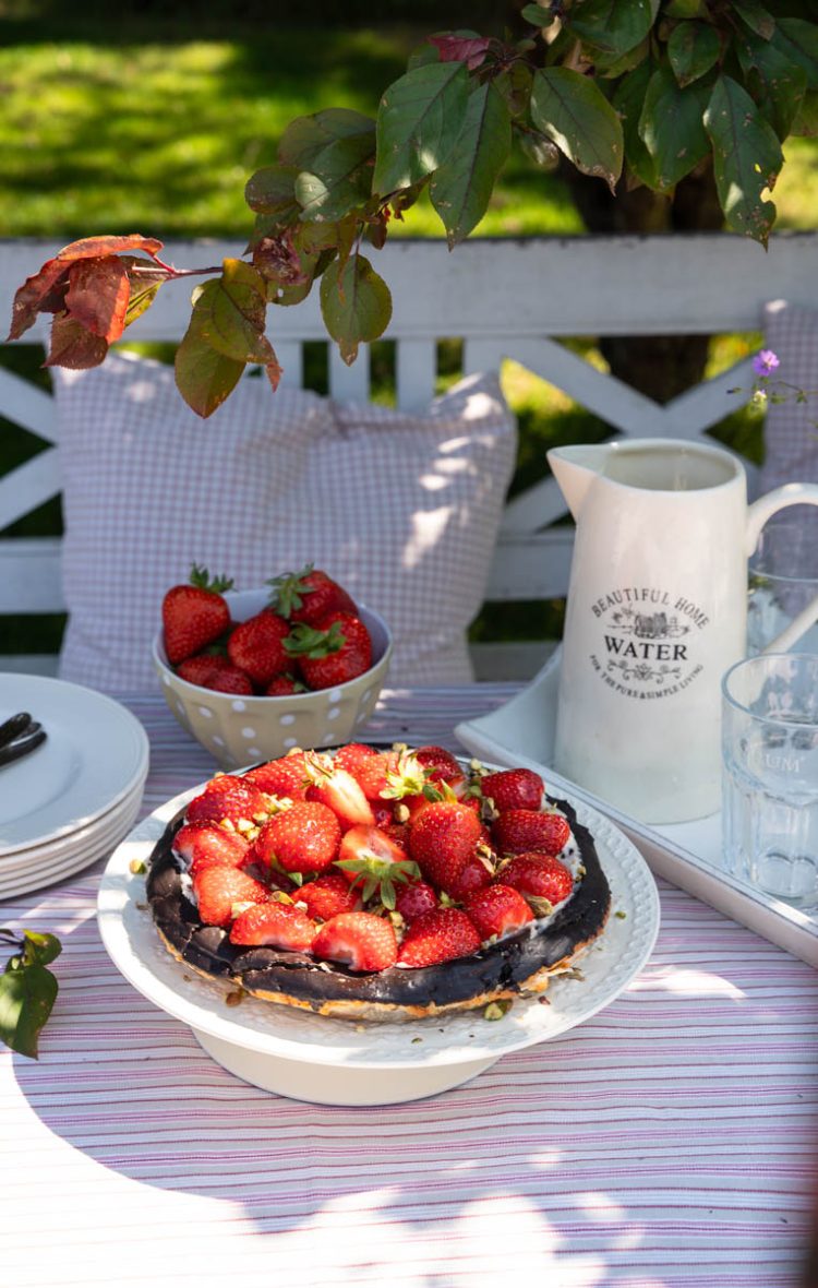 Rezept für dänischen Marzipankuchen mit Erdbeeren und Vanillecreme