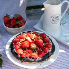Dänischer Erdbeerkuchen mit Vanillecreme und Marzipan