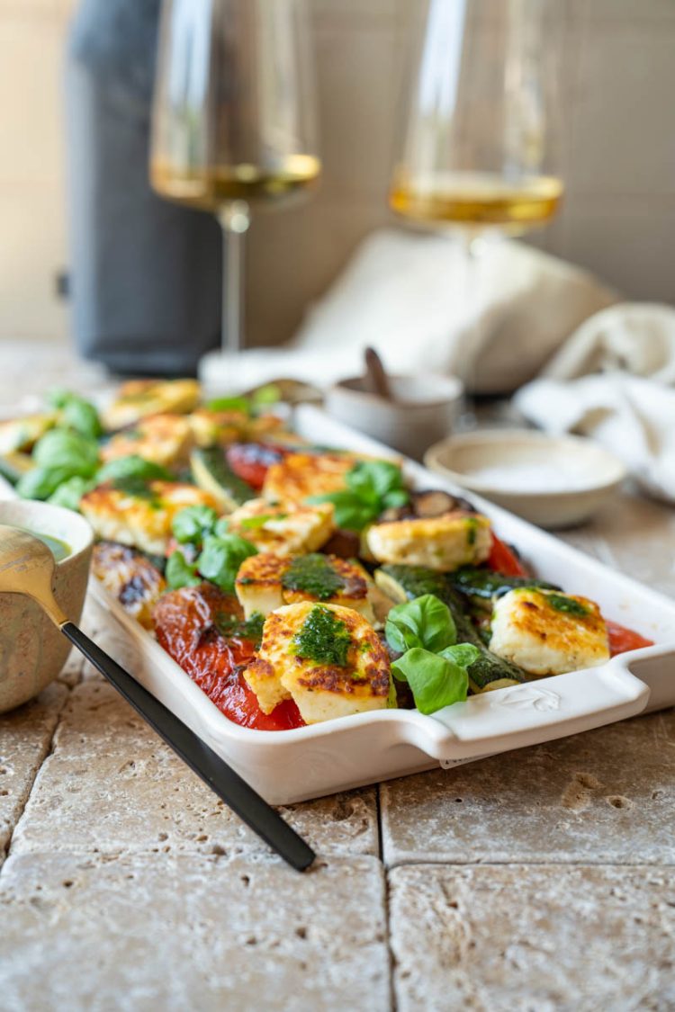 Gebratener Halloumi auf Grillgemüse mit Basilikumvinaigrette