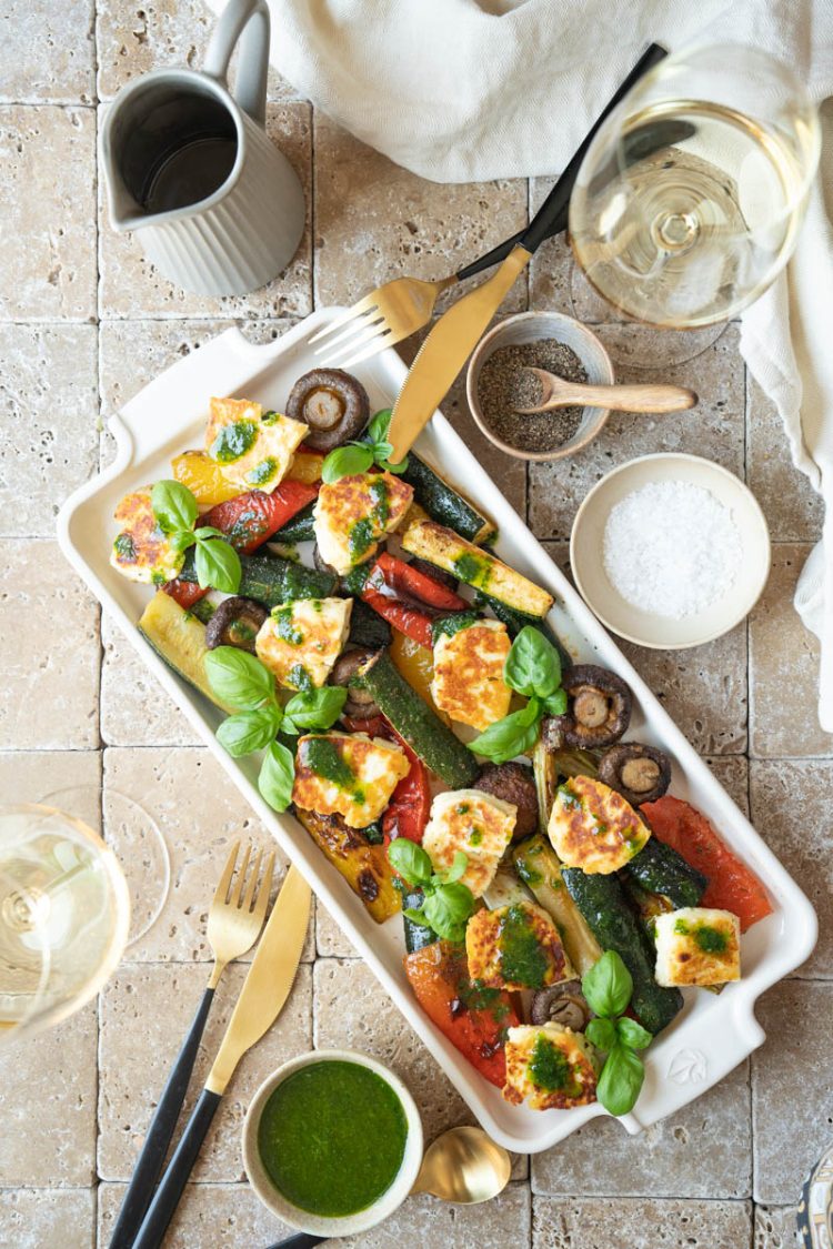 Marinierter Halloumi auf Grillgemüse mit Basilikum-Vinaigrette