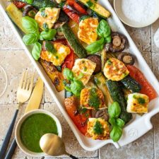Marinierter Halloumi mit Grillgemüse und Basilikum-Vinaigrette