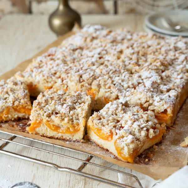 Einfaches und gelingsicheres Rezept für Aprikosenkuchen mit Streuseln vom Blech