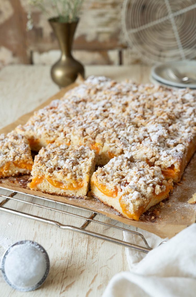 Einfaches und gelingsicheres Rezept für Aprikosenkuchen mit Streuseln vom Blech