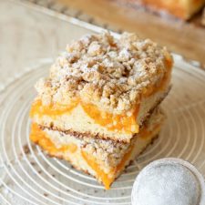 Saftiger Aprikosenkuchen vom Blech mit Streuseln