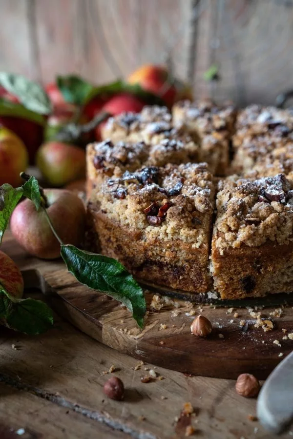 Apfelkuchen mit Nüssen und Streuseln