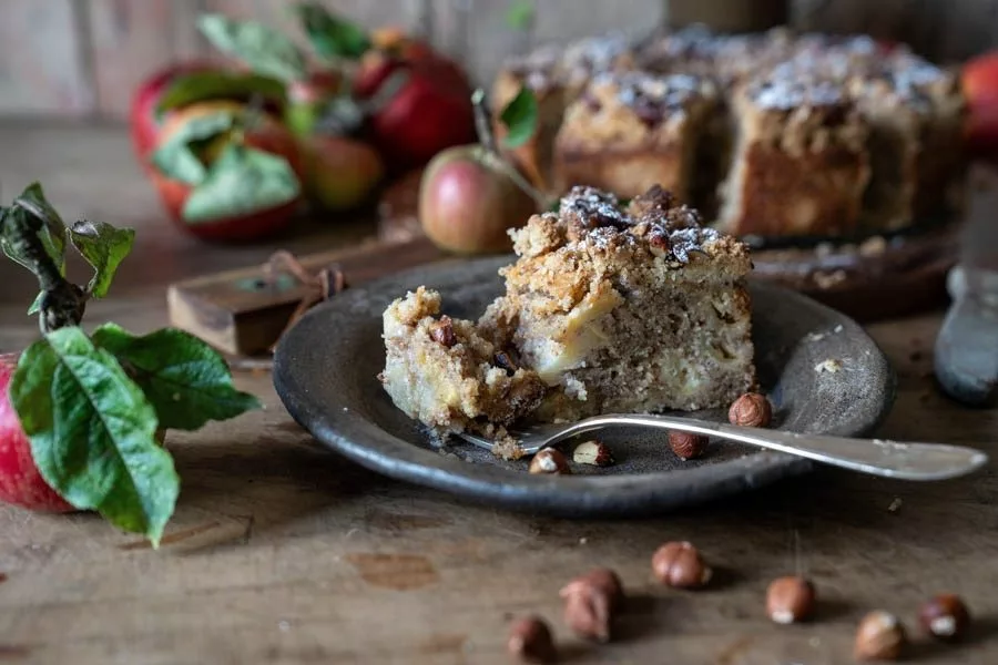 Einfaches Rezept für einen Nusskuchen mit Äpfeln und Streuseln