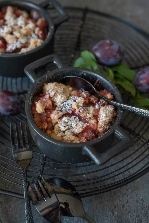 Zwetschgen Crumble mit Nuss-Streuseln