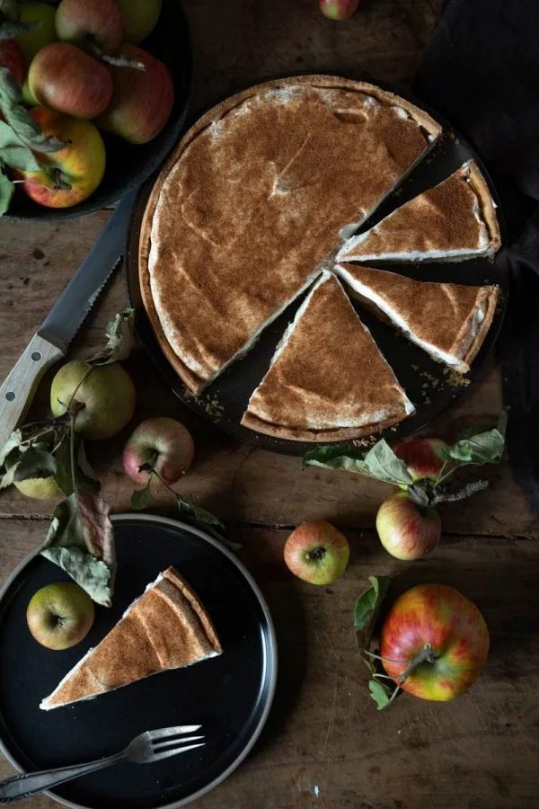 Rezept fruchtige Apfeltarte mit Schmandsahne und Zimtzucker