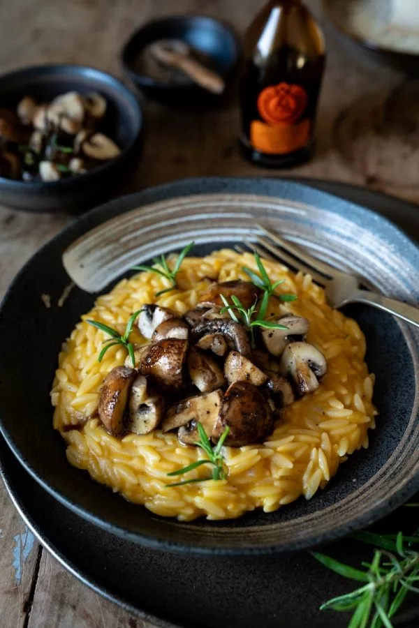 Einfaches Rezept für Kürbis-Pasta mit Pilzen