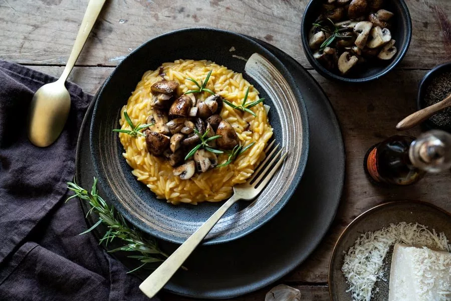 Einfaches Rezept für Kürbis-Pasta mit Pilzen