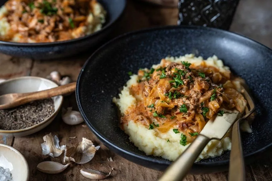 Spitzkohl-Hackfleisch-Topf mit getrockneten Tomaten
