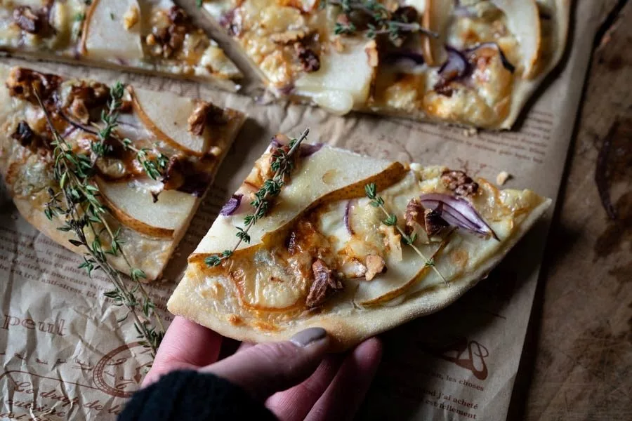 Rezept für Flammkuchen mit Birne und Gorgonzola