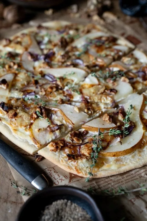 Einfaches Rezept für Flammkuchen mit Birne und Gorgonzola