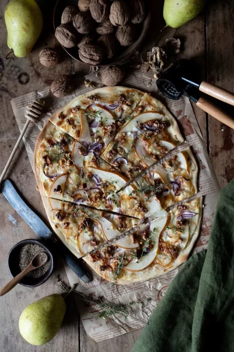Einfaches Rezept für Flammkuchen mit Birne und Gorgonzola