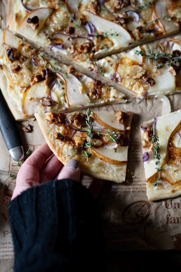 Flammkuchen mit Birne und Gorgonzola